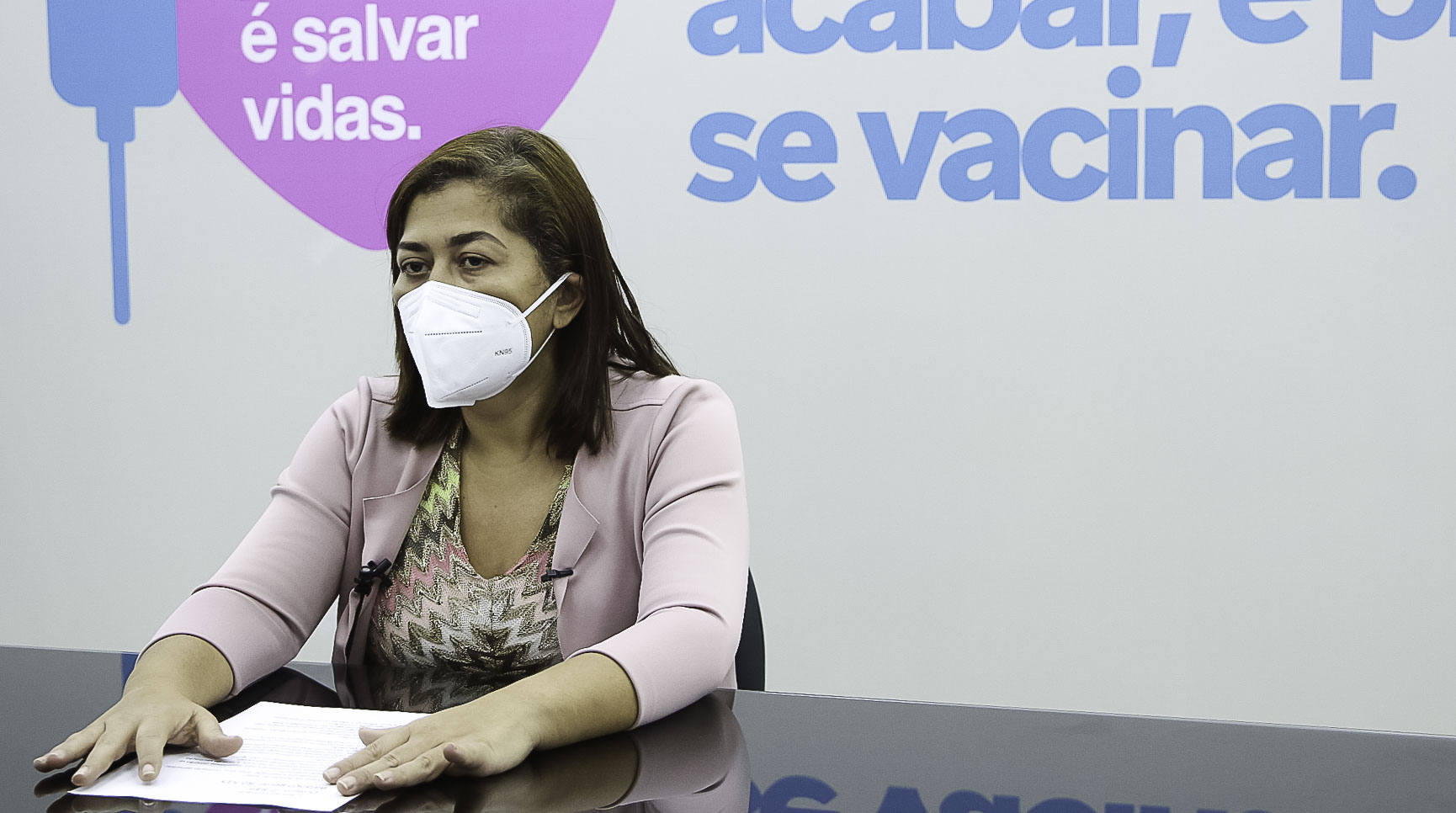 Fabiana Sales fala olhando para a câmera